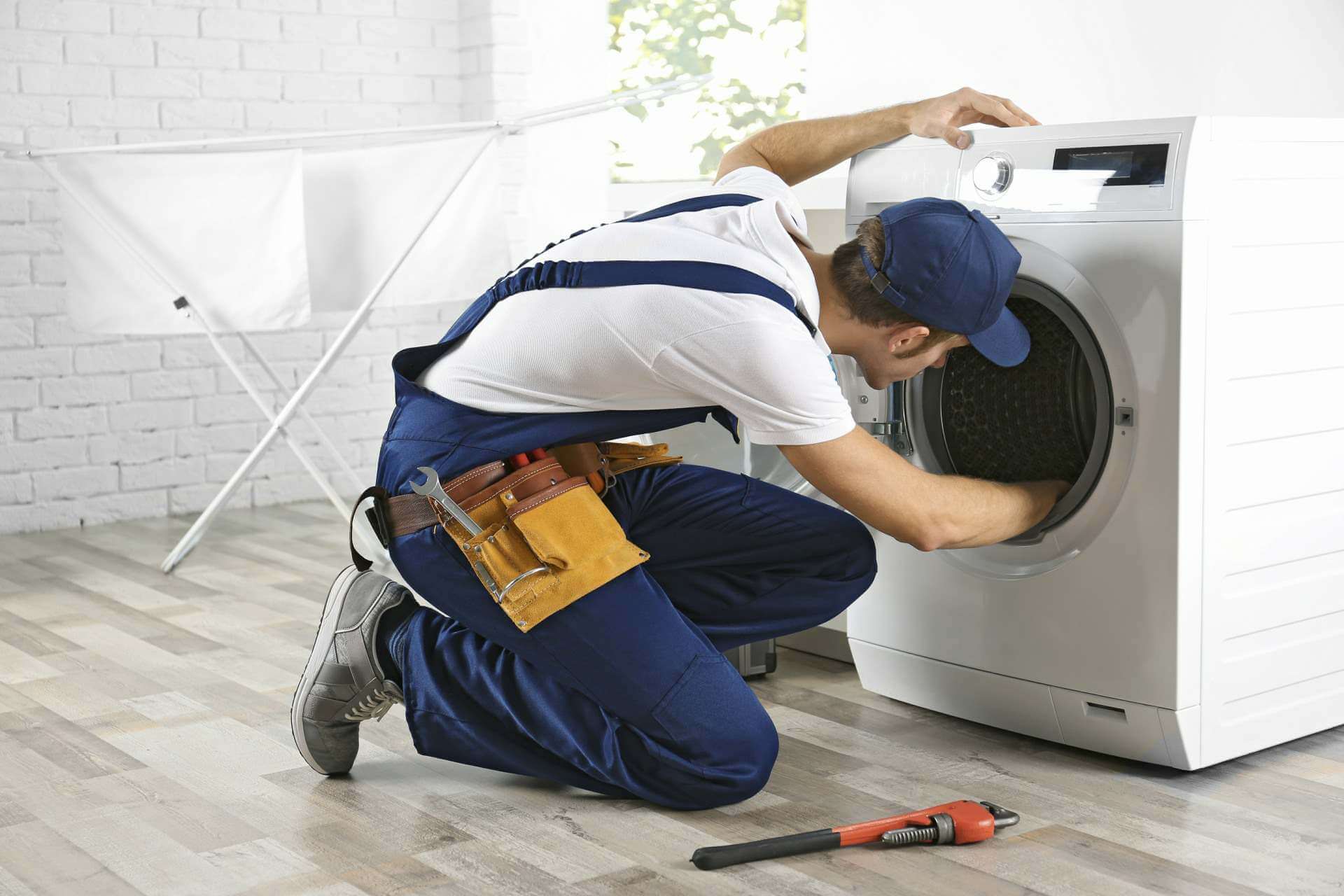 Técnico del servicio técnico Balay reparando electrodomésticos en Valencia